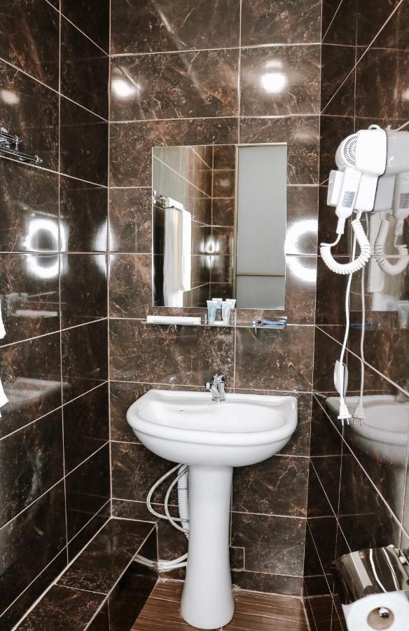 Alplaza Hotel Ust-Kamenogorsk Ngoại thất bức ảnh